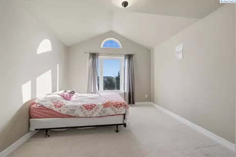 Bedroom - 820 NW Palouse View Ct, Pullman, WA 99163 photo 6 of 9