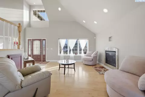 Living - 820 NW Palouse View Ct, Pullman, WA 99163 photo 3 of 6