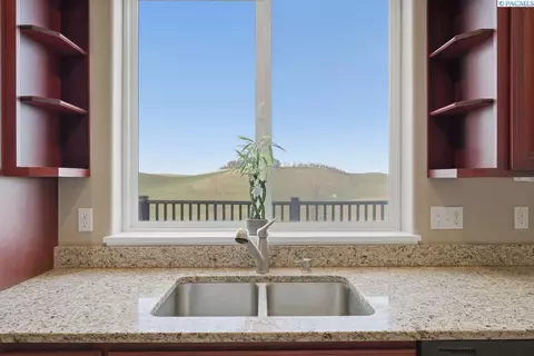 Kitchen - 820 NW Palouse View Ct, Pullman, WA 99163 photo 6 of 7