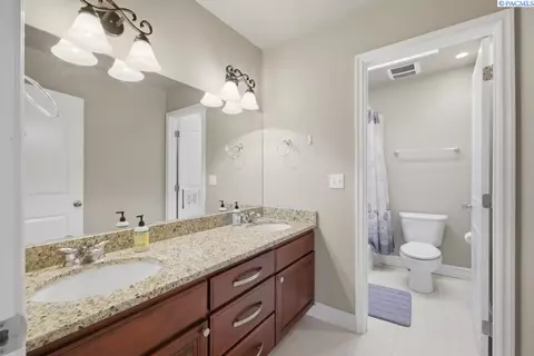Bath - 820 NW Palouse View Ct, Pullman, WA 99163 photo 4 of 5