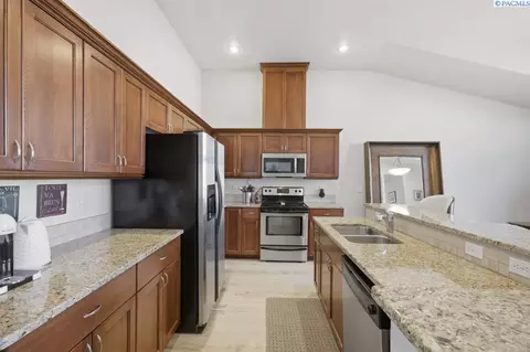 Kitchen - 210 NW Terreview Dr #E, Pullman, WA 99163 photo 2 of 4