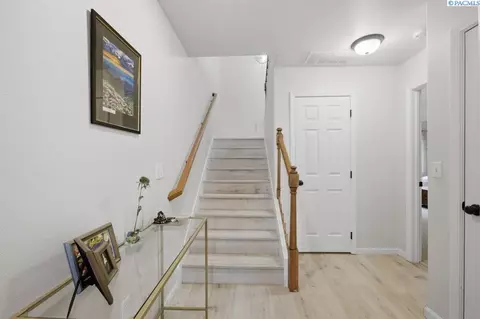 Entry Way - 210 NW Terreview Dr #E, Pullman, WA 99163 photo 2 of 3