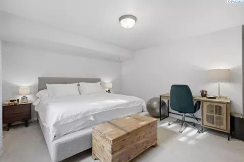 Bedroom - 210 NW Terreview Dr #E, Pullman, WA 99163 photo 3 of 5