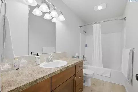 Bath - 210 NW Terreview Dr #E, Pullman, WA 99163 photo 3 of 3
