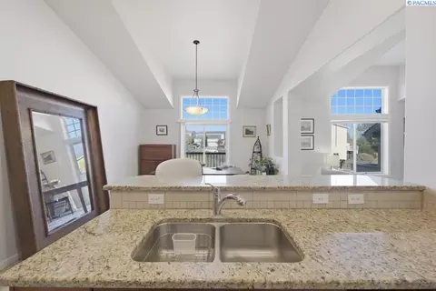 Kitchen - 210 NW Terreview Dr #E, Pullman, WA 99163 photo 4 of 4