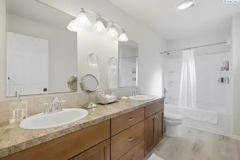 Bath - 210 NW Terreview Dr #E, Pullman, WA 99163 photo 2 of 3