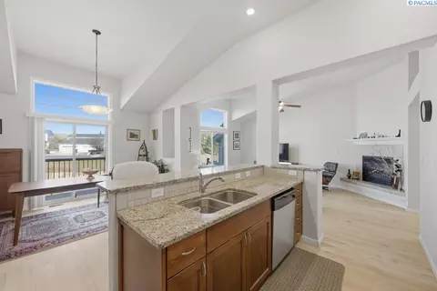 Kitchen - 210 NW Terreview Dr #E, Pullman, WA 99163 photo 3 of 4