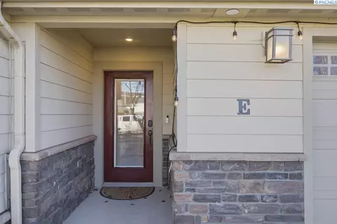 Entry Way - 210 NW Terreview Dr #E, Pullman, WA 99163 photo 1 of 3
