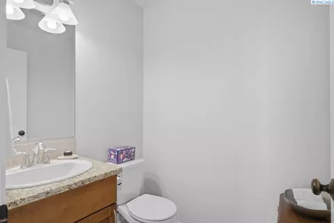 Bath - 210 NW Terreview Dr #E, Pullman, WA 99163 photo 1 of 3