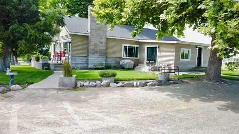 2060 Cemetery Rd, Sunnyside, WA 98944