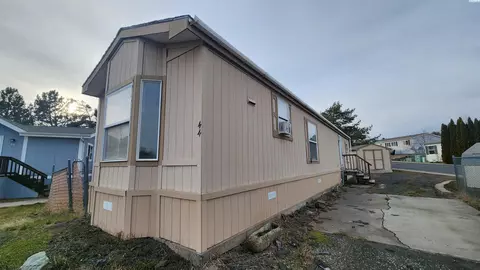 255 NW Golden Hills Dr #44, Pullman, WA 99163