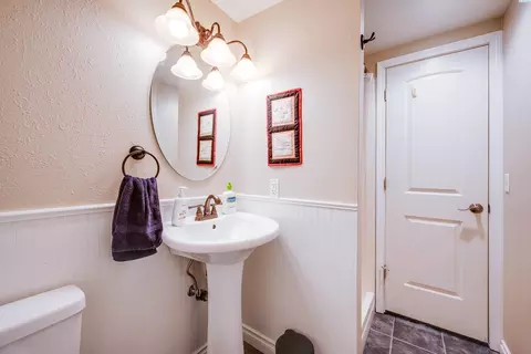 Bath - 943 SW Mies St, Pullman, WA 99163 photo 3 of 3