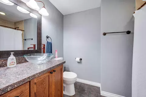 Bath - 943 SW Mies St, Pullman, WA 99163 photo 2 of 3