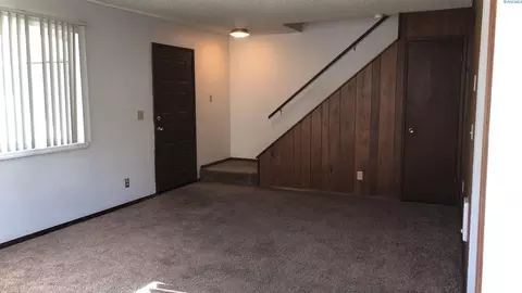 Living - 1548-1550 NW Turner Dr, Pullman, WA 99163 photo 1 of 6