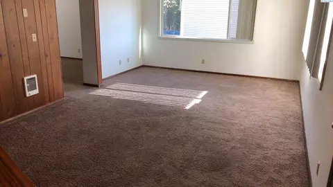 Living - 1548-1550 NW Turner Dr, Pullman, WA 99163 photo 3 of 6