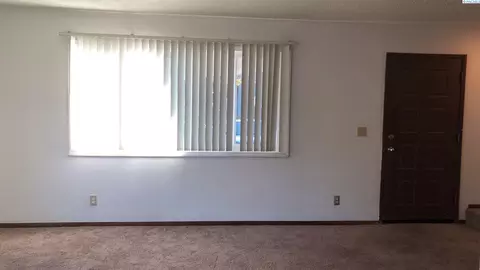 Living - 1548-1550 NW Turner Dr, Pullman, WA 99163 photo 4 of 6