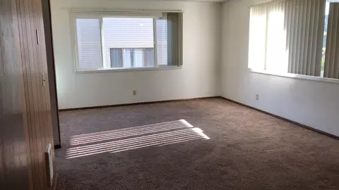 Living - 1548-1550 NW Turner Dr, Pullman, WA 99163 photo 2 of 6