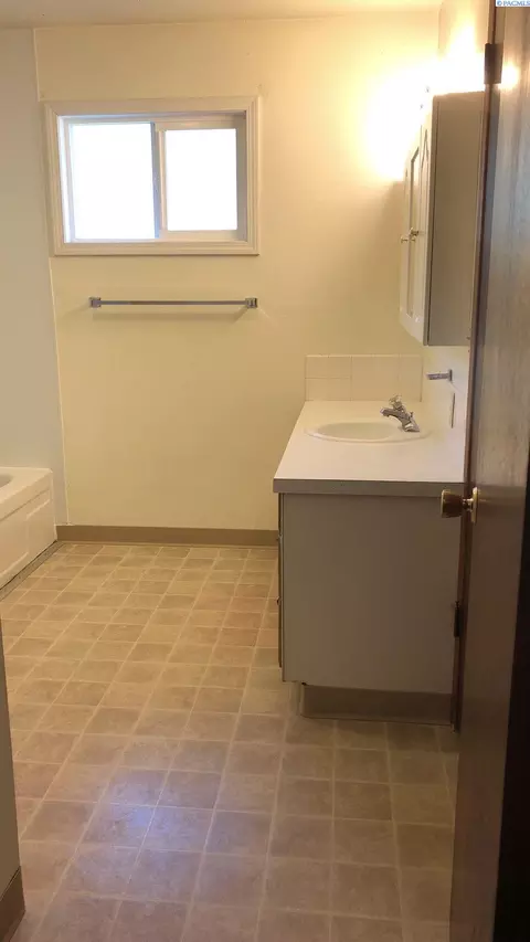 Bath - 1548-1550 NW Turner Dr, Pullman, WA 99163 photo 3 of 4
