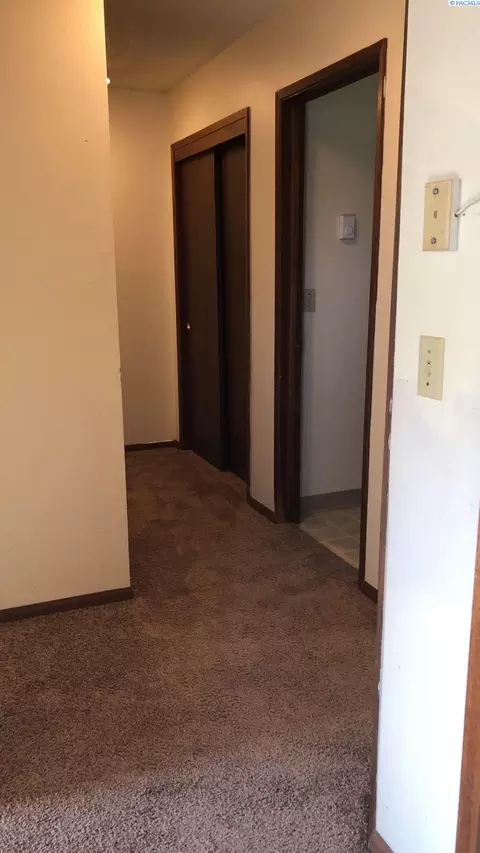 Entry Way - 1548-1550 NW Turner Dr, Pullman, WA 99163 photo 2 of 2