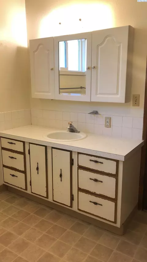 Bath - 1548-1550 NW Turner Dr, Pullman, WA 99163 photo 1 of 4
