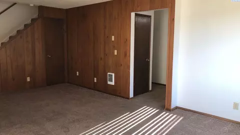 Living - 1548-1550 NW Turner Dr, Pullman, WA 99163 photo 5 of 6