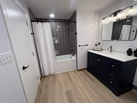 Bath - 312 NW Harrison St, Pullman, WA 99163 photo 3 of 4