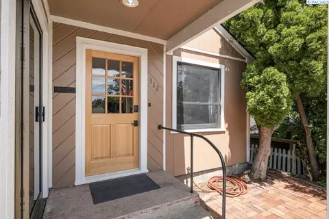 Exterior - 312 NW Harrison St, Pullman, WA 99163 photo 2 of 5