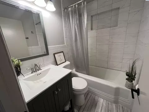 Bath - 312 NW Harrison St, Pullman, WA 99163 photo 2 of 4