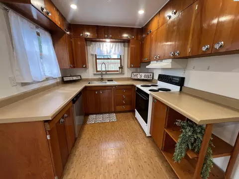 Kitchen - 312 NW Harrison St, Pullman, WA 99163 photo 2 of 3