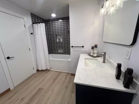 Bath - 312 NW Harrison St, Pullman, WA 99163 photo 4 of 4