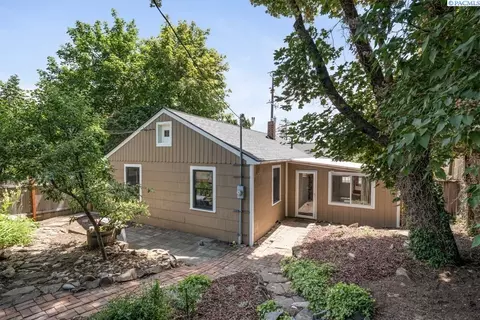 Exterior - 312 NW Harrison St, Pullman, WA 99163 photo 3 of 5