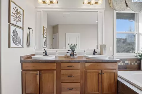 Bath - 1815 SW Casey Ct, Pullman, WA 99163 photo 1 of 5
