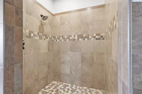 Bath - 1815 SW Casey Ct, Pullman, WA 99163 photo 3 of 5