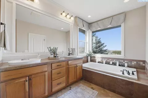 Bath - 1815 SW Casey Ct, Pullman, WA 99163 photo 2 of 5