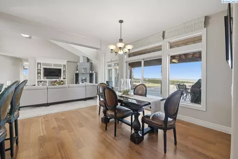 Dining - 1815 SW Casey Ct, Pullman, WA 99163 photo 3 of 4