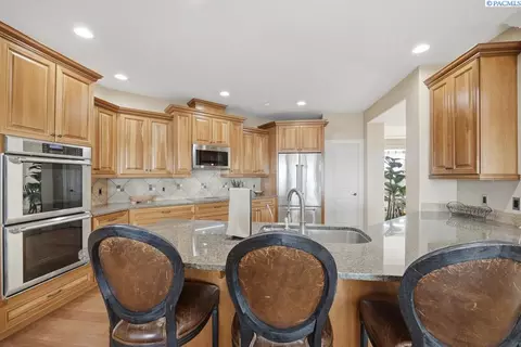 Kitchen - 1815 SW Casey Ct, Pullman, WA 99163 photo 3 of 4