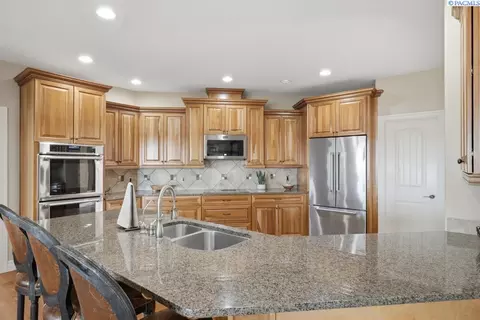 Kitchen - 1815 SW Casey Ct, Pullman, WA 99163 photo 2 of 4