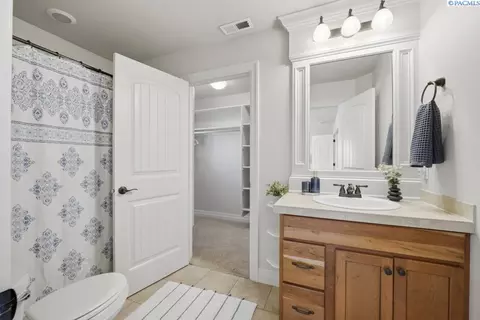Bath - 1815 SW Casey Ct, Pullman, WA 99163 photo 5 of 5