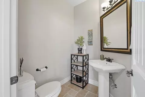 Bath - 1815 SW Casey Ct, Pullman, WA 99163 photo 4 of 5