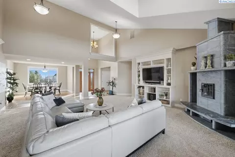 Living - 1815 SW Casey Ct, Pullman, WA 99163 photo 3 of 3