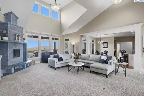 Living - 1815 SW Casey Ct, Pullman, WA 99163 photo 1 of 3