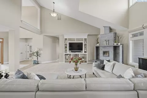 Living - 1815 SW Casey Ct, Pullman, WA 99163 photo 2 of 3