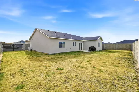 Exterior - 3203 E Helena St, Pasco, WA 99301 photo 5 of 9