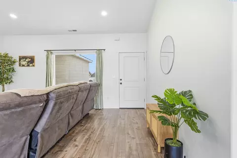 Entry Way - 3203 E Helena St, Pasco, WA 99301 photo 1 of 2
