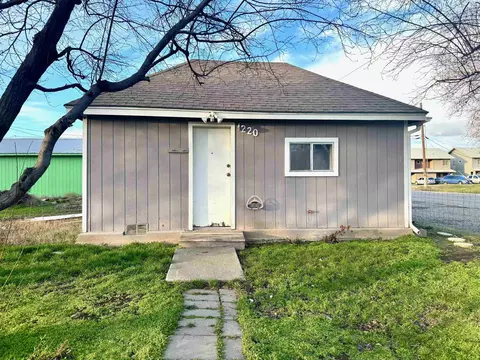 1220 Roosevelt Rd, Sunnyside, WA 98944