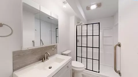 Bath - 645645 12 Ne Maple St, Pullman, WA 99163 photo 2 of 2