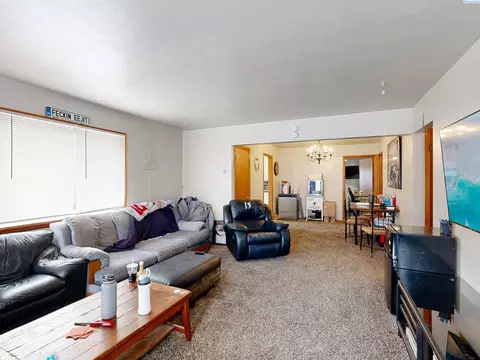 Living - 645645 12 Ne Maple St, Pullman, WA 99163 photo 2 of 2