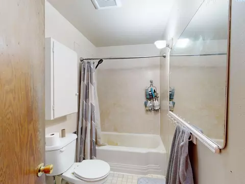 Bath - 645645 12 Ne Maple St, Pullman, WA 99163 photo 1 of 2