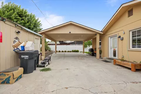 Exterior - 910 N 5th Ave, Pasco, WA 99301 photo 6 of 8