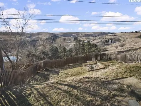 1015 NW Clifford St, Pullman, WA 99163 photo 2